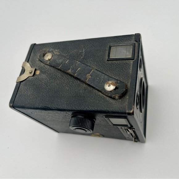 Vintage 35 Brownie, Argus C3 50mm camera, Charlie Chaplain film & 2 vintage Mags - Picture 8 of 16